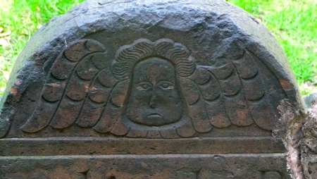 Carved angel of Trinity Church Cemetery  P1020625