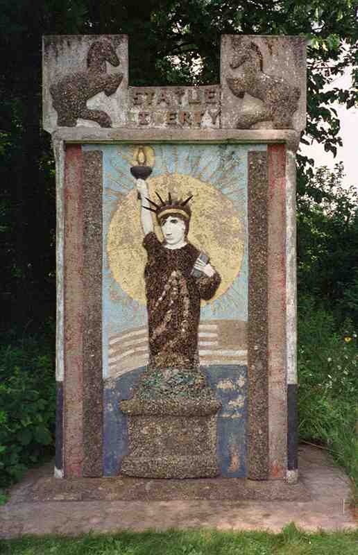 42K JPG of Fred Smith sculpture