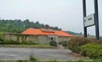 Derelict Howard Johnson's, Virginia. From a kitsch lover's perspective it's sad that HoJo restaurants have disappeared. Not so bad for food lovers.