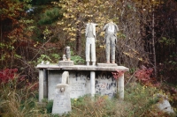 Estes Kefauver, Patrick Henry, John and Robert Kennedy. The first three figures were built in 1963. RFK was added in 1969. The projecting structure held the Liberty Bell, which by 1995 was becoming obscured by foliage. E.T. Wickham Site, 1995.