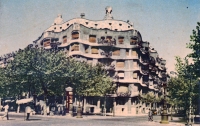 Color view of Gaudí 's Casa Milà, Barcelona, postcard