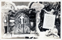 Entrance gate to Little Bit O' Heaven, Davenport, Iowa, postcard