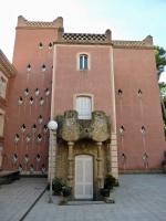 Building adjacent to Park Güell, Barcelona