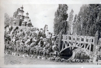 Castle and bridge at Peterson's Rock Garden, between Bend and Redmond, Oregon, postcard