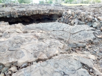 Lava tube cave shelter and petroglyphs at Waikoloa