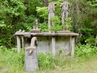 E.T. Wickham: Estes Kefauver, Patrick Henry, John and Robert Kennedy. The first three figures were built in 1963. RFK was added in 1969. The projecting structure held the Liberty Bell, which is now at the Oak Ridge Road site.