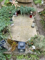 Grave marker for the pensive Thinker