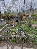 Some graves go full botanic