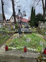 This botanic grave also features a remarkable metalwork cross