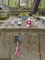 I can't fail to note the crafty wooden flowers decorating a number of graves