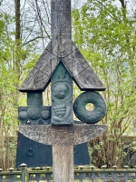 Folky carvings for Karol Stryjenski around a modernist sculpture